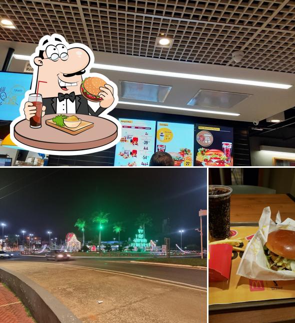 Experimente um dos hambúrgueres oferecidos no McDonald's