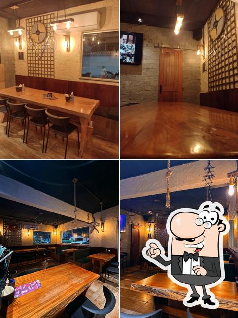 Sente em uma das mesas no Ragnar Burger O Verdadeiro Salão de Odin