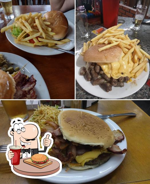 Deguste um dos hambúrgueres servidos no Adriano Lanches