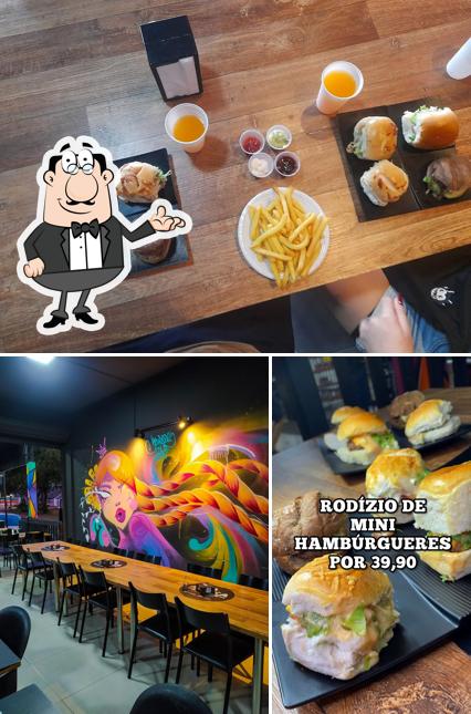 A foto da interior e comida no África Burger