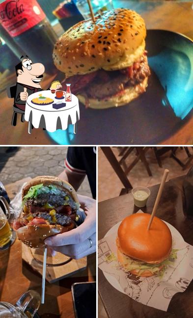 Peça um dos hambúrgueres servidos no Cemita Burger & BBQ
