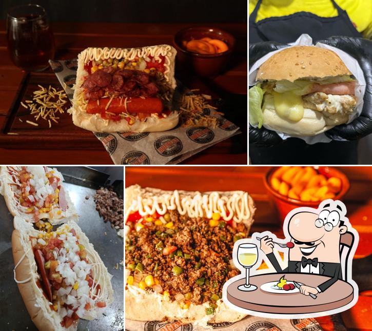 A foto a Hot Dog da Família’s comida e exterior