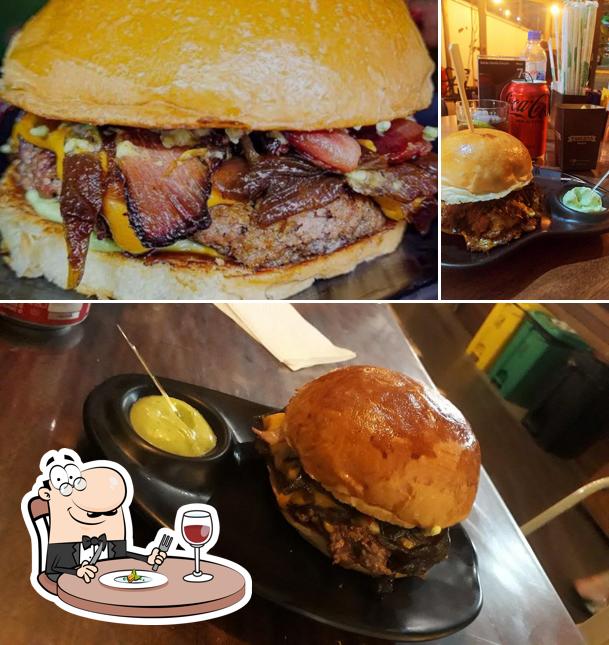 Sanduíche de carne de porco desfiada em Taverna Burger
