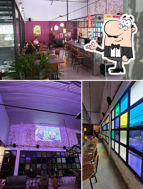 Sente em uma das mesas no Dude Coffee