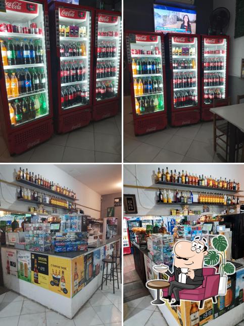 Sente em uma das mesas no Kiko Pizzaria e Lancheria