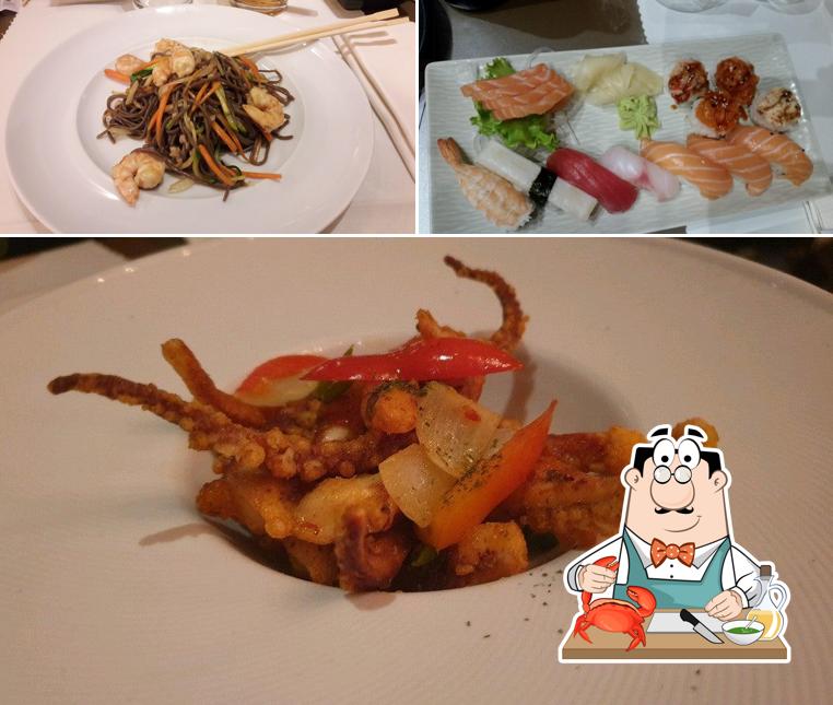 I clienti di Hayashi possono provare diversi prodotti di cucina di mare