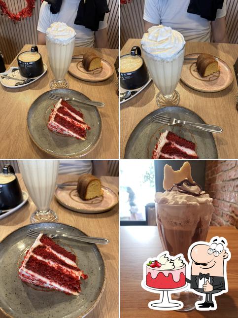 Bolo veludo vermelho em Tiny Cat Café