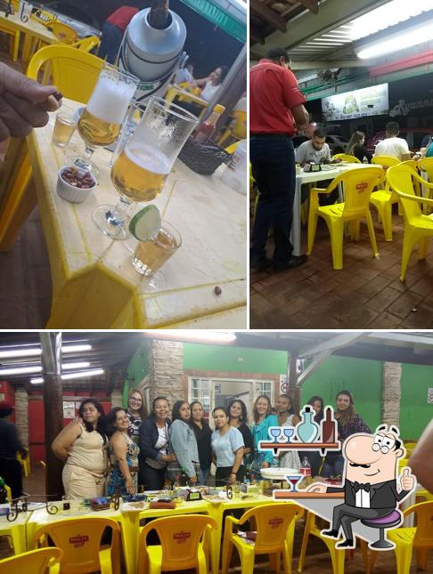 Sente em uma das mesas no Pizzaria do Vizinho