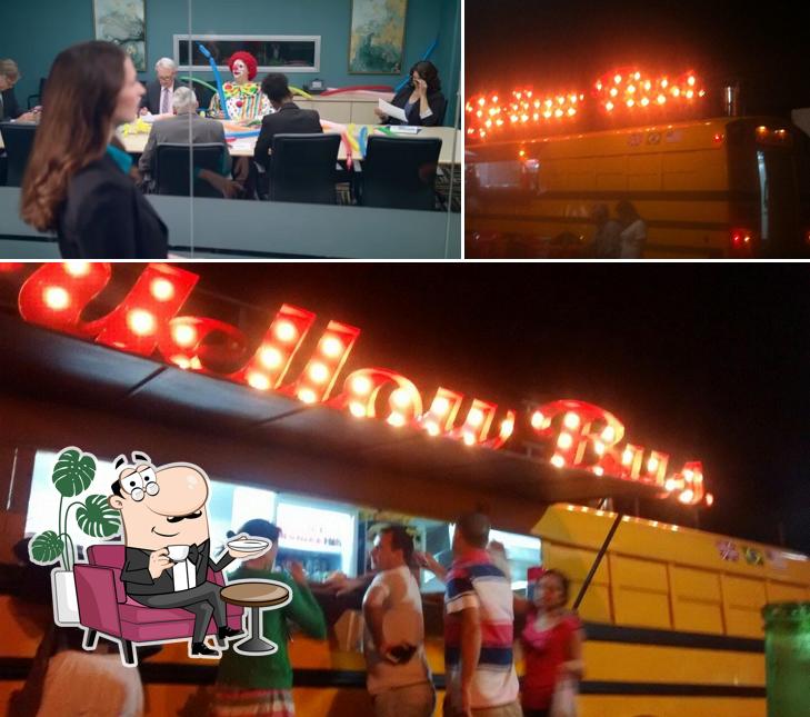 A foto da interior e bebida no Yellow Bus Land