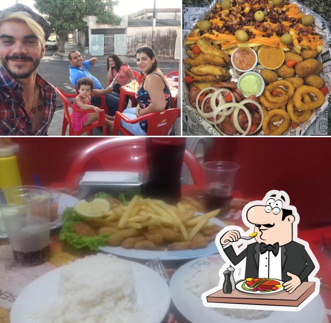 A comida e interior do restaurante