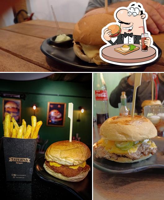 Experimente um dos hambúrgueres oferecidos no Taverna Burger
