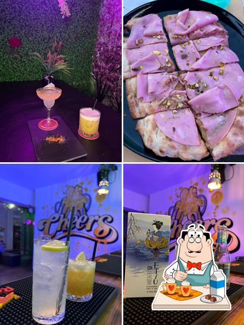 Goditi un drink a Cheers industry pub