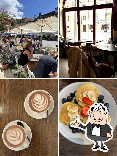 Installez-vous à l'une des tables de APOTHECA CAFE - BRUNCH - BAR
