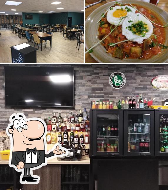 La intérieur et nourriture du restaurant