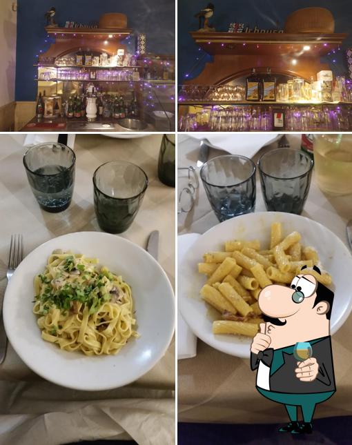 Tudini alla Pergola si caratterizza per la bancone da bar e cibo