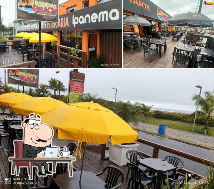 Sente em uma das mesas no Ipanema Beach I Restaurante e Petiscaria em Pontal do Paraná