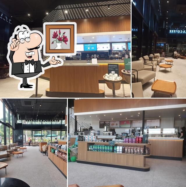 O interior do Starbucks