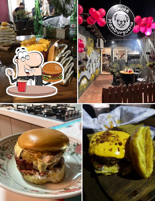 Peça um dos hambúrgueres servidos no Smoke Hamburgueria