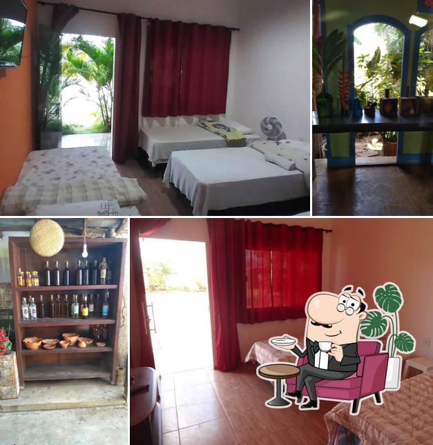 Sente em uma das mesas no Pousada e Restaurante do Vaninho