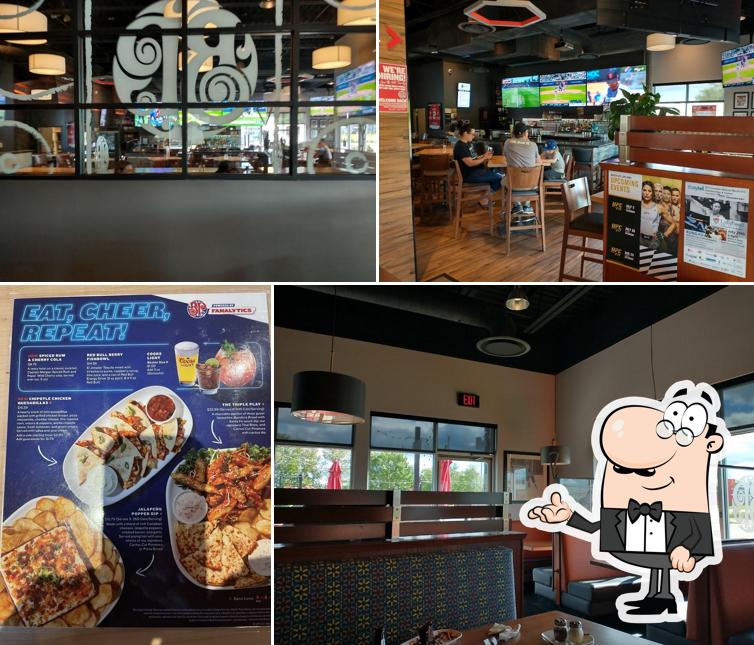 Installez-vous à l'une des tables de Boston Pizza