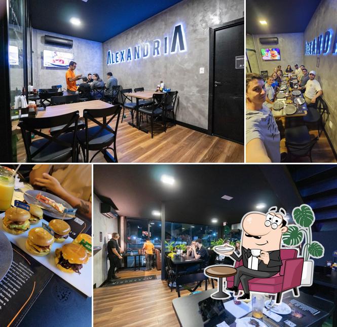 Sente em uma das mesas no Alexandria Burger Blumenau