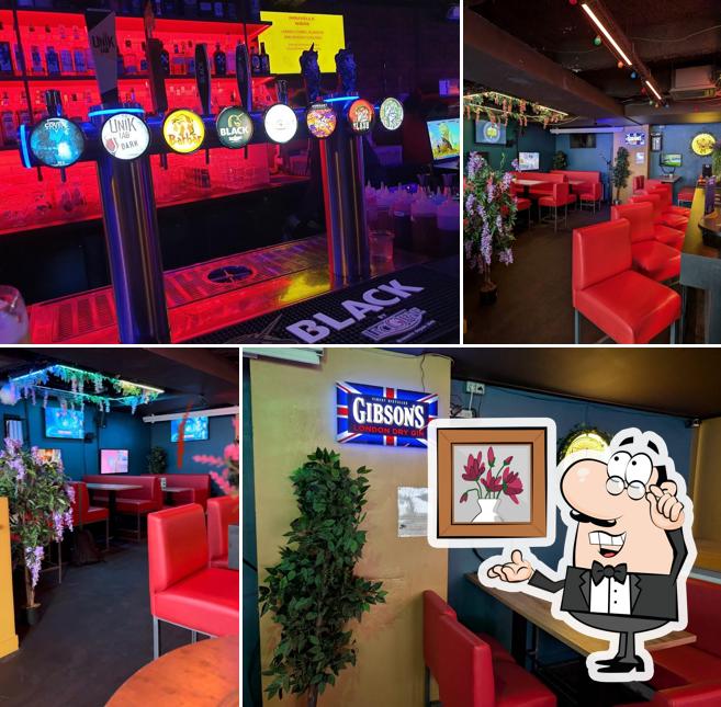 Installez-vous à l'une des tables de PIX Pub