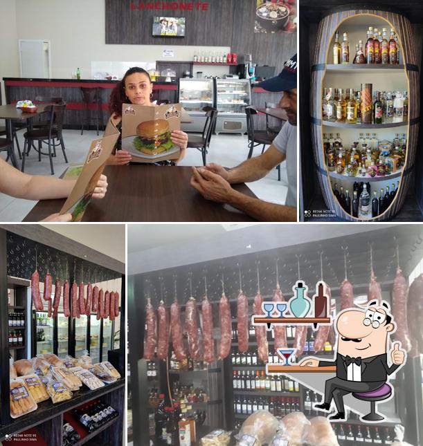 Sente em uma das mesas no Vaca Loka