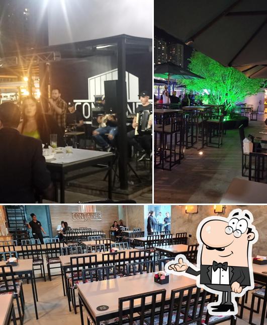 O interior do Container Pub