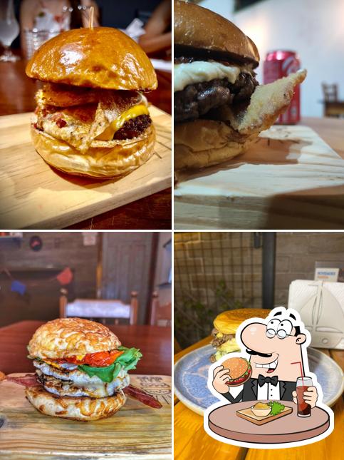 Experimente um dos hambúrgueres oferecidos no Hamburgueria Nareia Burger