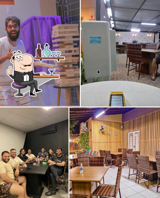 Sente em uma das mesas no Xeque Mate: Restaurante e Jogos de Tabuleiro