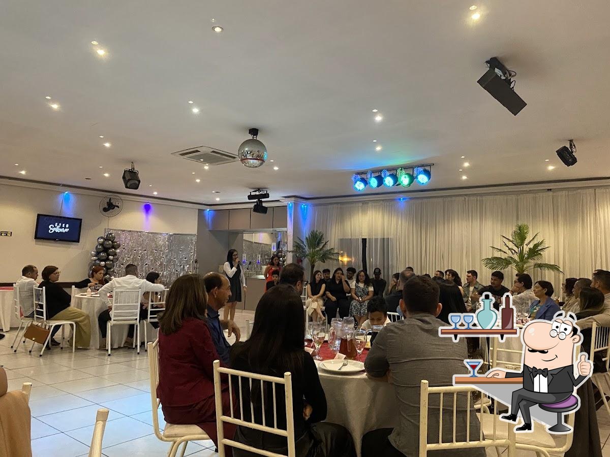 Sente em uma das mesas no Restaurante Portal.