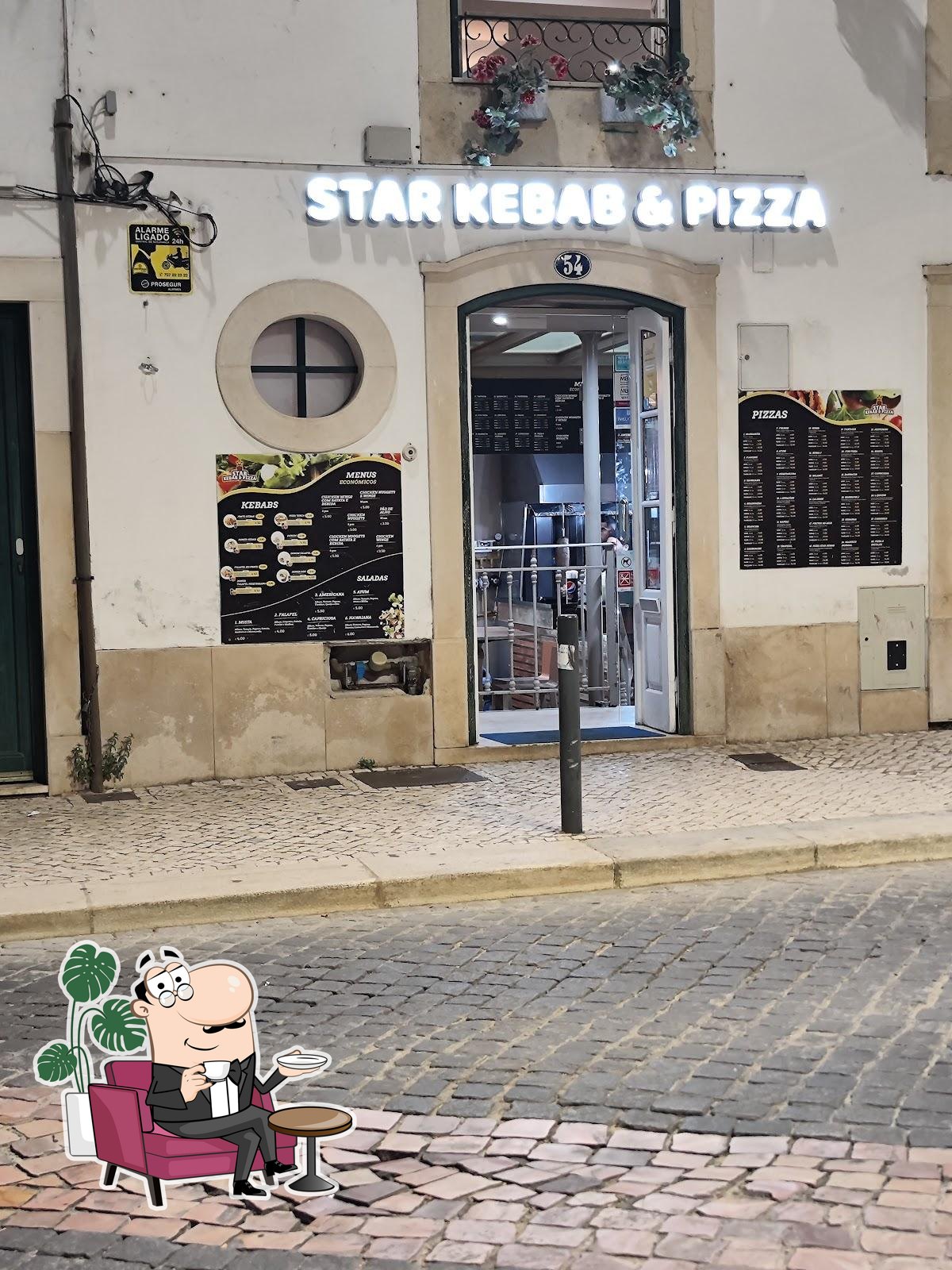 Sente em uma das mesas no Star Kebab & Pizza Tomar.