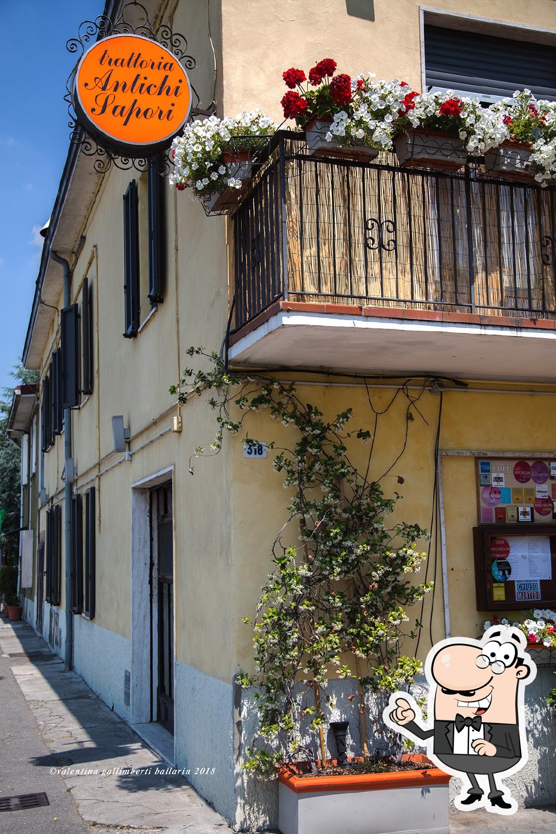 Siediti a un tavolo di Trattoria Antichi Sapori.