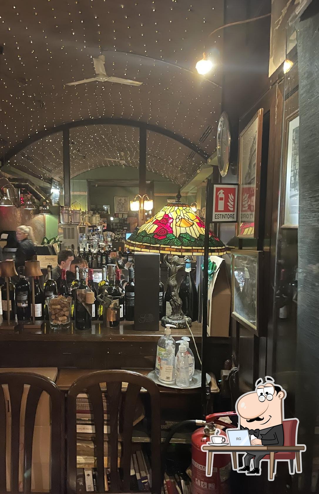 Siediti a un tavolo di Damm-atrà ristorante milanese.