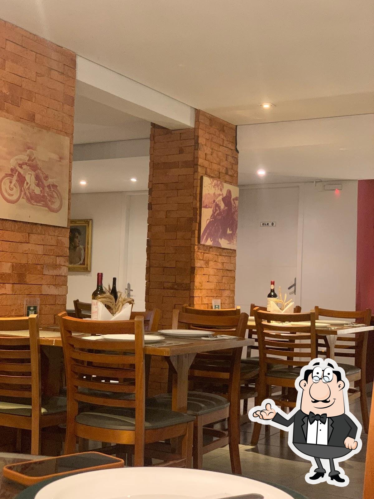 Sente em uma das mesas no Famiglia Mercaldo Pizzeria.