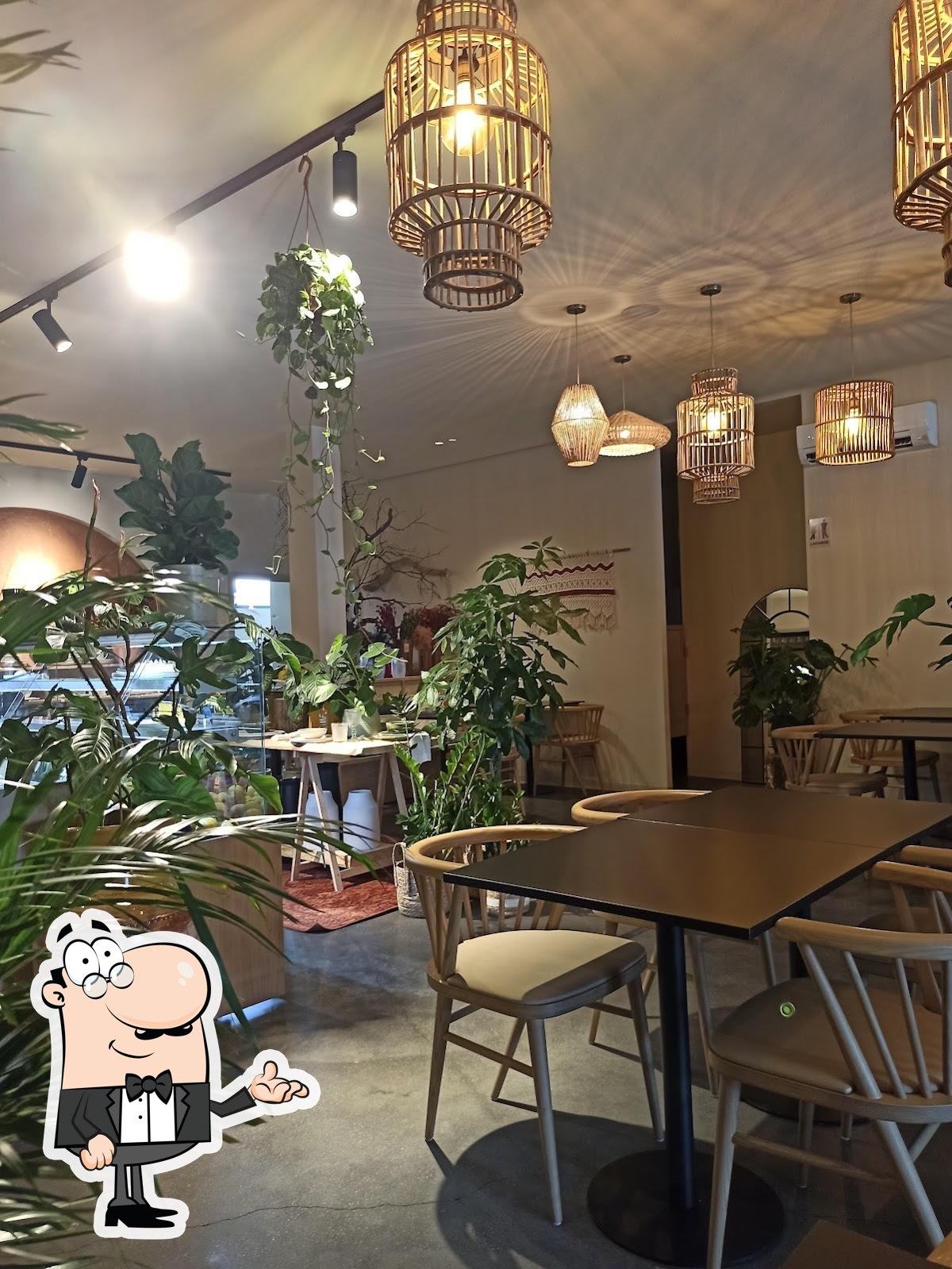 O interior do coffeenatu by Costa's.