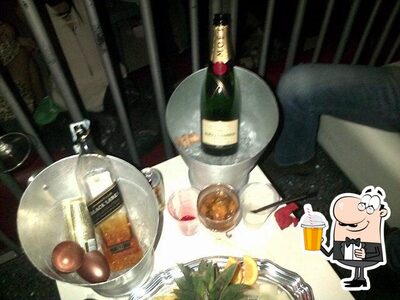 Goditi qualcosa da bere al disco bar Set Club
