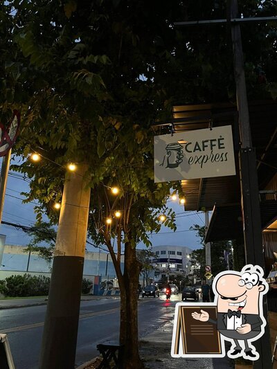 Veja imagens do exterior do Caffè Express