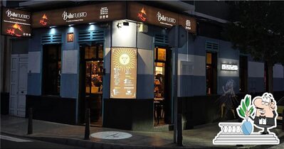 Asómate a la zona exterior de El Búho Tuerto restaurante Parrilla Argentina