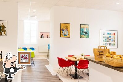 Installez-vous à l'une des tables de Le panier vert