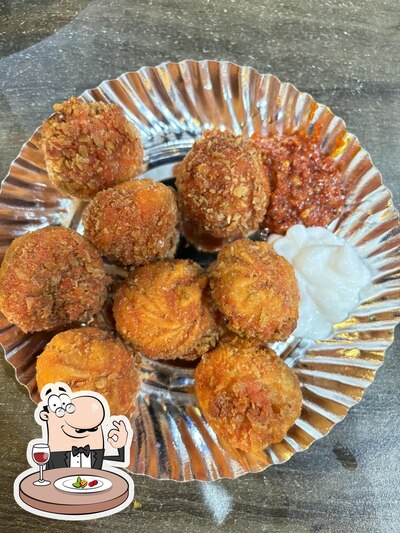Food at Ak Momos and More