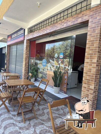 Sente em uma das mesas no Bistrô Rio