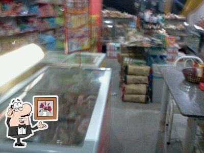 Sente em uma das mesas no Panificadora Saraiva