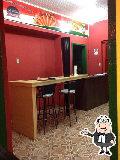 Sente em uma das mesas no Pizza D'cone