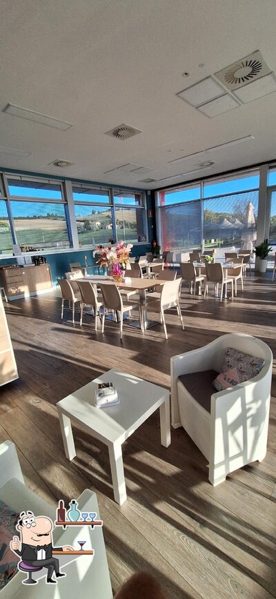 Siediti a un tavolo di Nari Caffè Bistrò