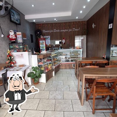 Sente em uma das mesas no Dú Cheff Café