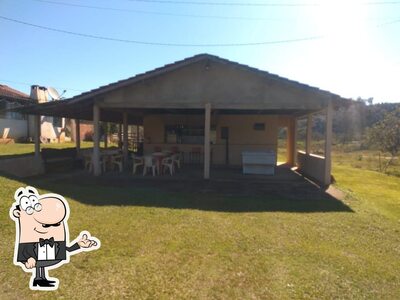 Sente em uma das mesas no Chácara Portela
