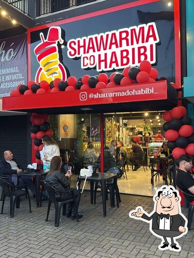 Sente em uma das mesas no Shawarma do habibi